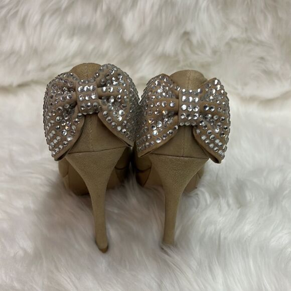 Steve Madden Cake Suede Nude Heels with Rhinestone Bow Size 7.5 B-25 - Picture 2 of 11